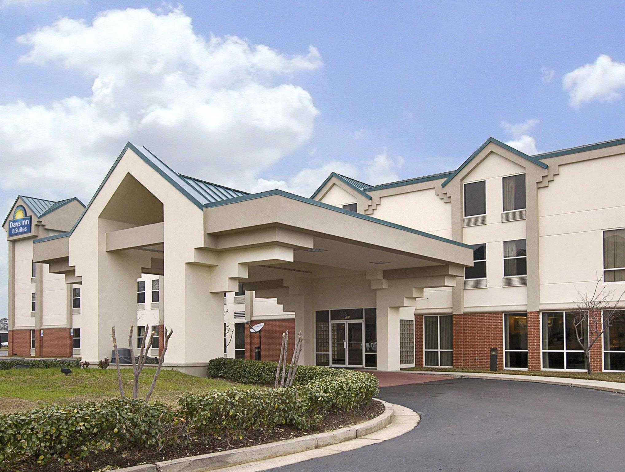 Days Inn & Suites By Wyndham Ridgeland Exterior photo